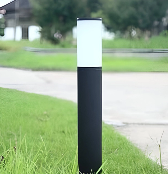 BOLARDO "LIFE" PARA EXTERIORES 60M ALTURA 20CM DIAMETRO PARA FOCO E27 BASE Y REPUJADO DE ALUMINIO Y CUERPO DE FIERRO FUNDIDO COLOR NEGRO ACRILICO TRANSPARENTE Y DIFUSOR BLANCO